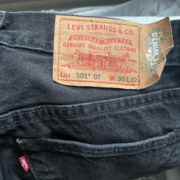 Levi x Denim Tears ‼️
Size 30 W x 32 L ‼️
Worn 3 times ‼️
Price negotiable ‼️ - Picture 3 of 8